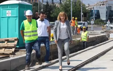 Кметът Фандъкова е само параван за безобразията в София, колкото и "проверки" на ремонтите да прави