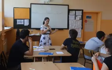 Учителката Габриела се опитва да подхожда към всеки ученик индивидуално. Към тези, които не знаят български, е подготвила задачи на английски език.