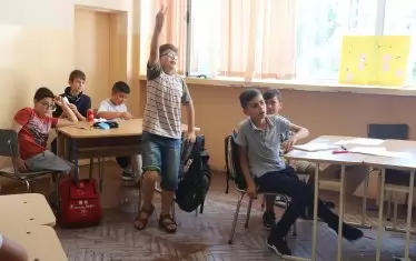 "Кой иска да ми помогне с раздаването на задачите", пита учителят Кристиян Димитров. Така успява да въвлече и най-отегчените ученици към учебния процес.