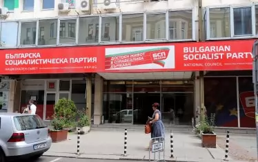  Какво прави партията? Лепи дадзибао по дърветата...