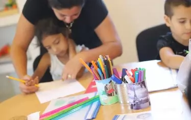 Лошите резултати на матурите в определени училища са симптом на по-дълбоки проблеми не само в образователната система, но и в социално-икономическата среда.

