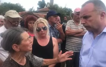  Реакцията на държавните ведомства по време на кризата с чумата по животните е показателна за това как не трябва да се прави ПР. Министърът на земеделието Румен Порожанов се видя с жителите на засегнатите села едва след като избухна скандалът.