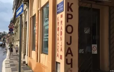  Кирилицата и латиницата могат да битуват и напълно равностойно.