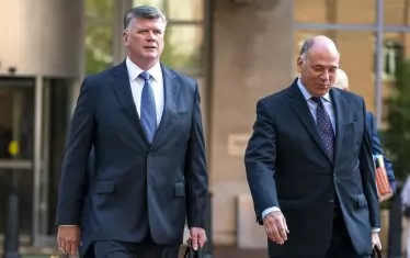  Адвокатите на Пол Манафорт на път към съда в Александрия, Вирджиния, където се води делото срещу бившия шеф на кампанията на Тръмп.