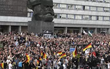  АзГ мобилизира поддръжници от цяла Германия, които се събраха край паметника на Карл Маркс в Кемниц на 25 август.