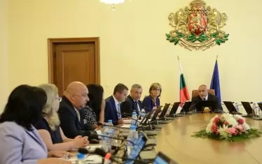 Често министрите безмълвно и  послушно гласуват каквото предложи премиерът. Когато става дума за отпускане на пари от бюджета, даже му благодарят - като че ли ги вади от собствения си джоб...  