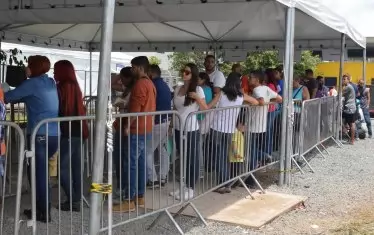 Венецуелци, населявали временен лагер в граничния бразилски град Паракайма, бяха принудени в началото на седмицата да напуснат страната. Армията на Бразилия се намеси и разтури лагера, след като местното население се разбунтува срещу имигрантите и се стигна до сблъсъци и размирици.