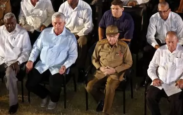  Първият секретар на Кубинската комунистическа партия Раул Кастро и президентът на Куба  Мигел Диас - Канел  (вляво от него) прокарват промените за частния бизнес в страната.