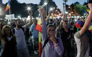  Според лидера на управляващите социалдемократи Ливиу Драгня, който не може да бъде премиер, защото има присъда за изборни измами, протестите на румънците срещу корупцията са "неуспешен опит за преврат".