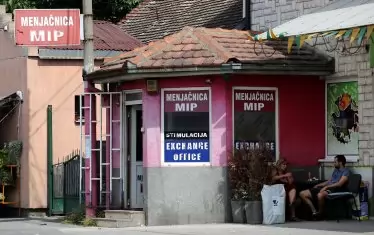  На повечето места в Белград, както и в другите големи градове латиницата е по-застъпена от кирилицата.