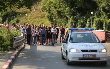 Хората спонтанно се събираха дни наред на протести в района на трагедията край Своге, отнела живота на 20 души.