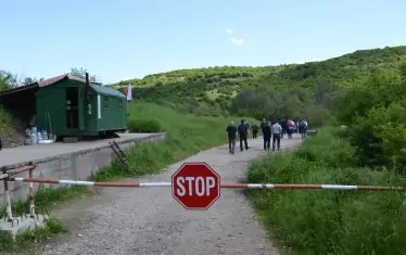 Деветашката пещера е със странен достъп - физическа бариера ограничава автомобилите, а хората са ограничени още преди това с липсата на обществен транспорт. А точно тук някъде може да спира междуселищен автобус и да обръща после към главното шосе. 