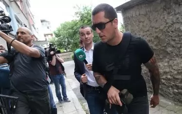 Един от лидерите на агитката на "ЦСКА-София" - Иван Велчев-Кюстендилеца, се явява на втория търг, провел се в Кърджали на 30 май м.г., за да внесе оферта за 8 млн. лв. от името на фенското сдружение "Ред Енимълс", с която бе спечелено наддаването. Тези средства така и не са преведени до днес, заради административни процедури и умишлени забавяния. Но това не пречи на "ЦСКА-София" вече да се титулува като ЦСКА.