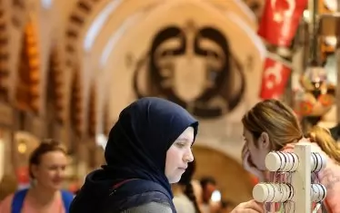  Жена оглежда стока в магазин на Египетския пазар в Истанбул. Цените падат заради обезценяването на националната валута.