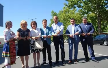 Зам.-председателят на най-голямата партия, министър, областна управителка, нейната заместничка, двама кметове и депутатка откриват ремонтирана улица! 