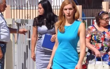 Строга господарка! С тази своя снимка Николина Ангелкова илюстрира инспекцията си на нередовен хотел. 