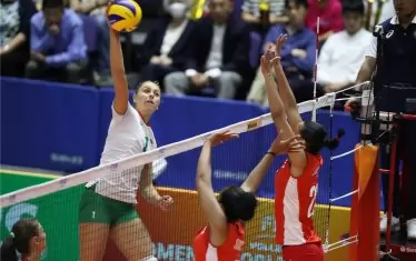  Гергана Димитрова забива топката срещу рехавата двойна блокада на кубинките.