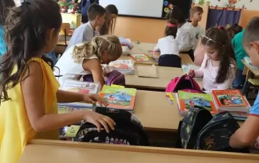 Родители се оплакват от големия брой помагала, по които трябва да учат децата им.