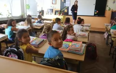 Учениците слушат повече, когато в клас има външни хора, отчитат от НИО.