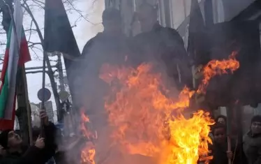 Февруари, 2013 г. Антимонополният огън протестно гори край сградата на КЕВР, а зад него се мержелее силуетът на Красимир Каракачанов. ГЕРБ тогава падна, а лидерът на ВМРО днес е вицепремиер в правителство на ГЕРБ.