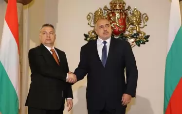  Сигурно е хубаво да си имаш по един ятак като Орбан - в случай на криза.