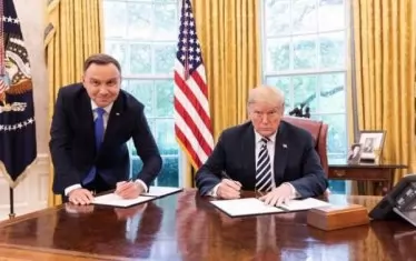 Не знам какво е искал да каже полският президент Анджей Дуда, когато е позирал до Тръмп на тази снимка. Журналистът Иван Шило беуволнен от полския телевизионния канал "Белсат" - защото разпространил този кадър във фейсбук - явно Дуда е разбрал, че снимката не излъчва нищо позитивно. 
