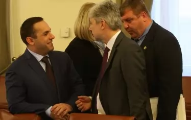 Правителствена идилия. Министърът на икономиката Караниколов, издигнат от "Атака, разговаря с Нено Димов, издигнат от ВМРО. ДКК е подчинена на Караниколов. В края на юли последното предоставяне на 500 млн. лв. бюджетни пари на ДКК ЕАД обаче е несравнимо с всичко сторено досега. Само с едно семпло решение на МС половин милиард лева се прехвърлят в разпореждане на няколко души, които никой не познава.