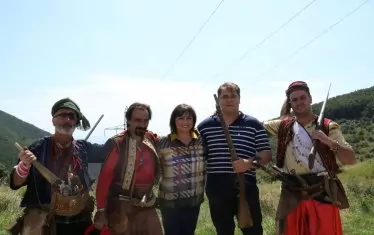 На честванията на връх Шипка лидерът на БСП позира с членове на Национално дружество "Традиция". "Вие пазите историята и тачите българщината", написа Нинова в социалната мрежа.