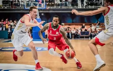  Американският гард с български паспорт Дий Бост (7 т., 3 асистенции) дриблира между двама руски баскетболисти.