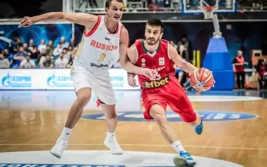  Станимир Маринов (вдясно) преодолява с дрибъл Владимир Ивлев.