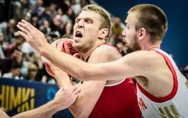  Везенков в схватка за топката с двама противникови баскетболисти.