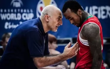  Рожденикът Любомир Минчев дава указания на Дий Бост.