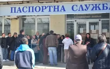  Пред паспортните служби сега често се вият опашки. Така ли ще е и в бъдеще?
