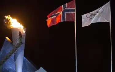 Норвежката принцеса Ингрид Александра запалва олимпийския огън по време на церемонията по откриване на последните засега зимни младежки олимпийски игри - в Лилехамер. За тяхното домакинство не се кандидатира нито една друга държава.