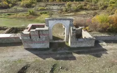 Состра е древна римска крепост, разположена в землището на с. Ломец, на около 16 км от Троян.