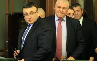 Главният секретар на МВР Младен Маринов (с очилата) се е притаил в очакване да стане министър, а шефът на ГДБОП Ивайло Спиридонов се грижи най- вече за конституционните си права. При тези приоритети борбата с корупцията минава на заден план