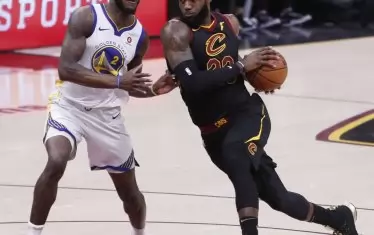  След загубения финал за титлата срещу "Голдън стейт" миналия сезон ЛеБрон Джеймс реши да напусне "Кливланд" и осъществи най-коментирания трансфер за годината в НБА.