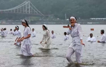 В Украйна има три църкви: Украинска православна църква, която е канонична и е в диоцеза на Московската патриаршия, Киевска патриаршия и Украинска автокефална православна църква.