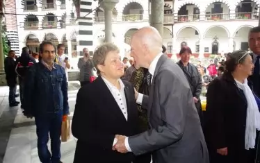 Меглена Тачева започна кариерата си във властта при правителството на Симеон Сакскобургготски.