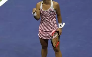 Поставената под №30 в женската схема на US Open Карла Суарес Наваро ликува като победител в мача срещу Мария Шарапова от 1/8-финалите. Испанката се наложи 6:4, 6:3 над бившата №1 и сложи край на надеждите на рускинята да се бори за втора титла в Ню Йорк след 2006 г. Следващата съперничка на Суарес Наваро е Мадисън Кийс (САЩ).