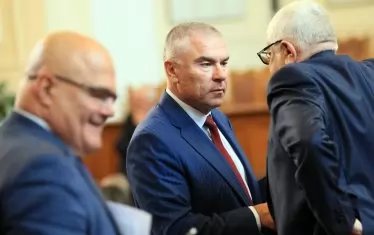 Марешки е притеснен за „дълбоката пропаст между двете Българии“. 
