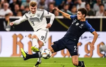 Още в първия ден от дебютния сезон на Лигата на нациите един срещу друг се изправиха последните два световни шампиона - Германия и Франция. Тъй като двата тима попаднаха в една група от Лига А, само единият от тях ще се класира за финалите през 2019 г.