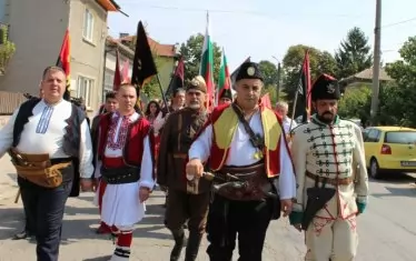  Т.нар. "Патриоти” например се сдобиха наскоро с два нови феода: политиката на България по отношение на Македония и защитата на българските превозвачи пред Брюксел.