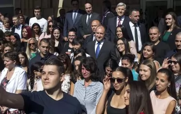  Радев все по-често слиза сред народа. 