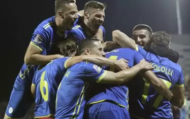 Футболистите на Косово се радват след втория гол във вратата на Фарьорските о-ви, с който балканският тим победи с 2:0 и спечели първата си победа в Лига D. В момента косоварите оглавяват класирането в своята група и могат да мечтаят за плейофи за Евро `20.