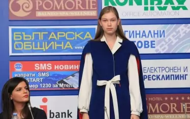  Дизайнерката (долу вляво) с един от моделите си.