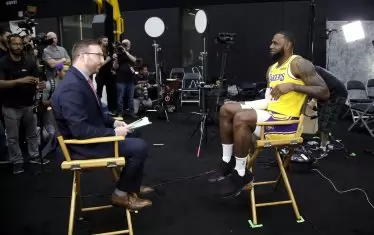  Новата звезда на "езерняците" дава поредно интервю по време на медийния ден, организиран от клуба в понеделник.