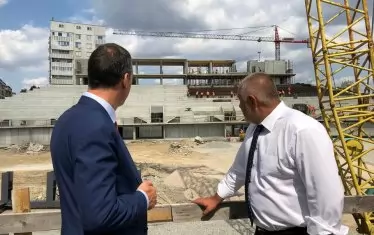 Той взема, той дава - такъв публичен образ си създаде Борисов. По-лошото е, че това не е само медиен образ.