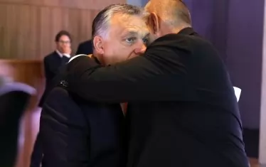  Това не попречи на Борисов да задуши на другия ден в прегръдките си унгарския премиер Виктор Орбан.