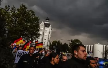  Гласоподавателите и симпатизантите на „Алтернатива за Германия” (АзГ)  вече не се влияят от мирогледните аргументи на хуманистите и либералите. Палмер твърди, че привържениците на този мироглед очевидно не съумяват да вникнат в мисленето на въпросните хора, които не са просто някакви си стотина нацисти от Кемниц, а поне 25% от саксонските и 15% от всички германски избиратели. Същите хора не се стряскат от това, че АзГ открито изповядва дясноекстремистки позиции.